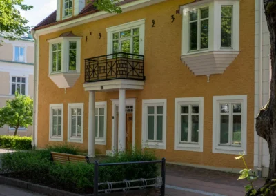 Entrén på Storgatan 46, en hyresfastighet hos Arkon Fastighetsförvaltning i Tranås